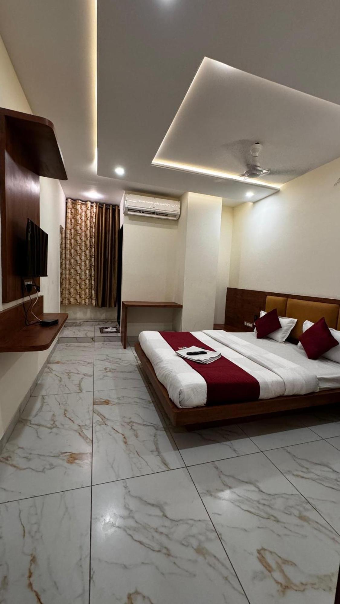 Hotel Prakasham Ujjain Extérieur photo