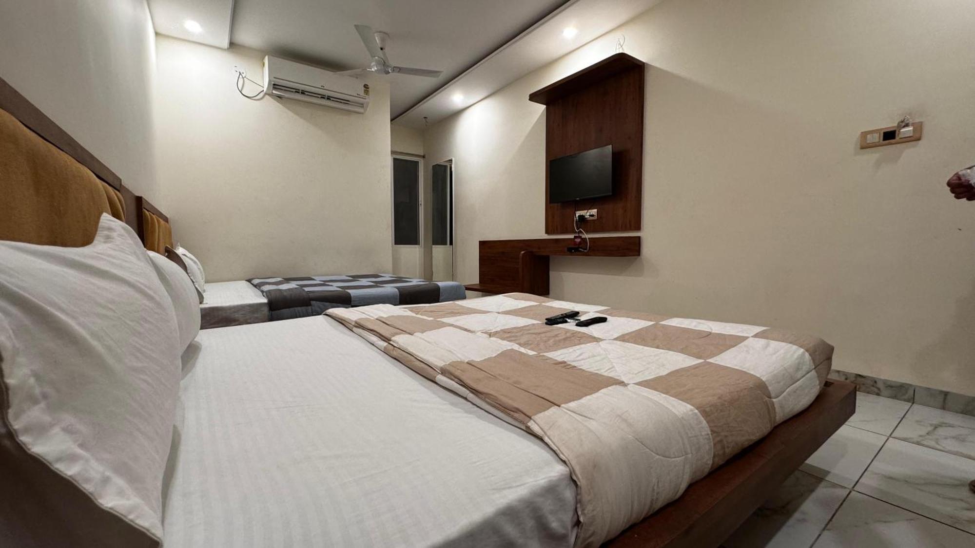 Hotel Prakasham Ujjain Extérieur photo