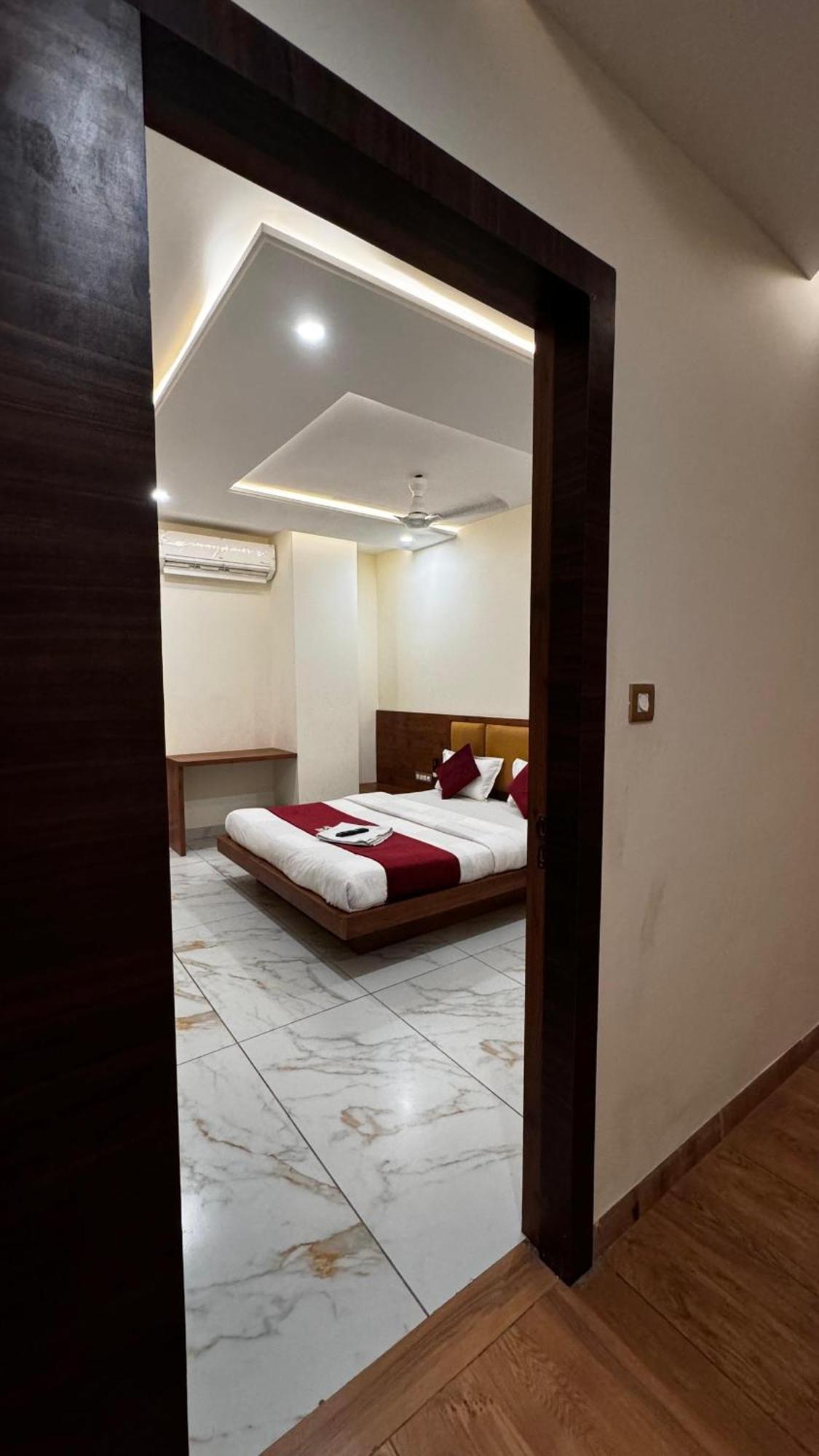 Hotel Prakasham Ujjain Extérieur photo