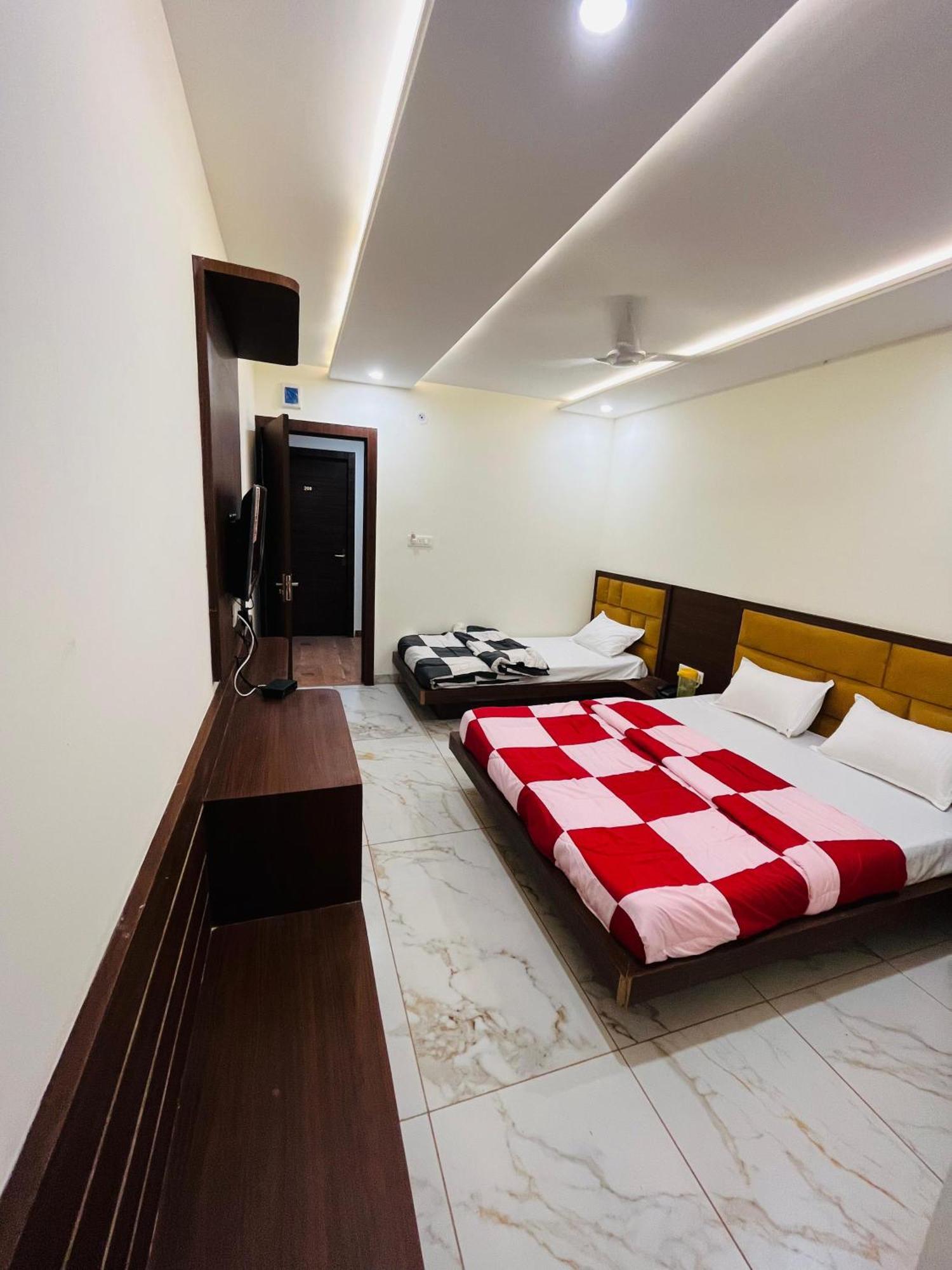 Hotel Prakasham Ujjain Extérieur photo