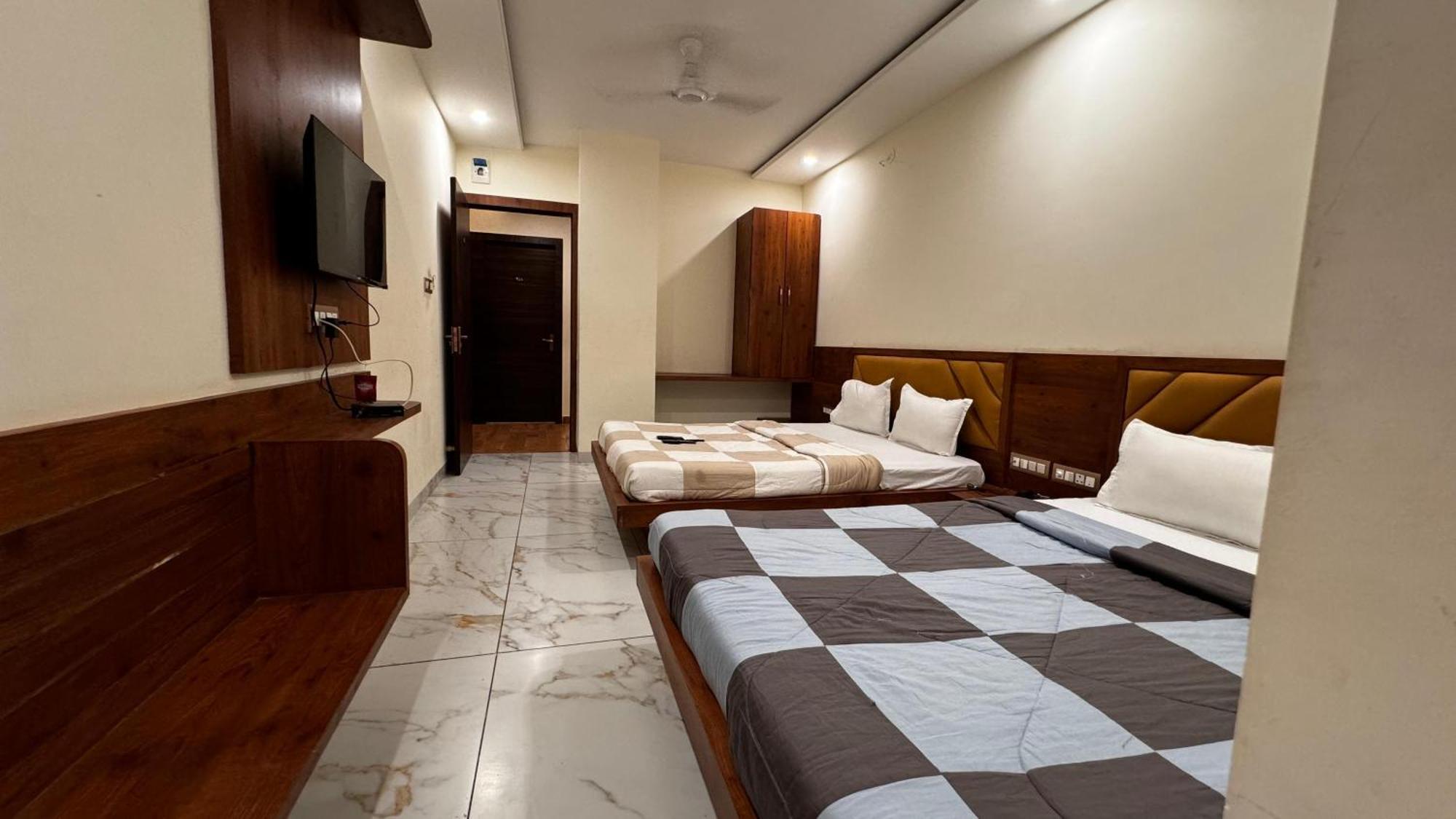 Hotel Prakasham Ujjain Extérieur photo