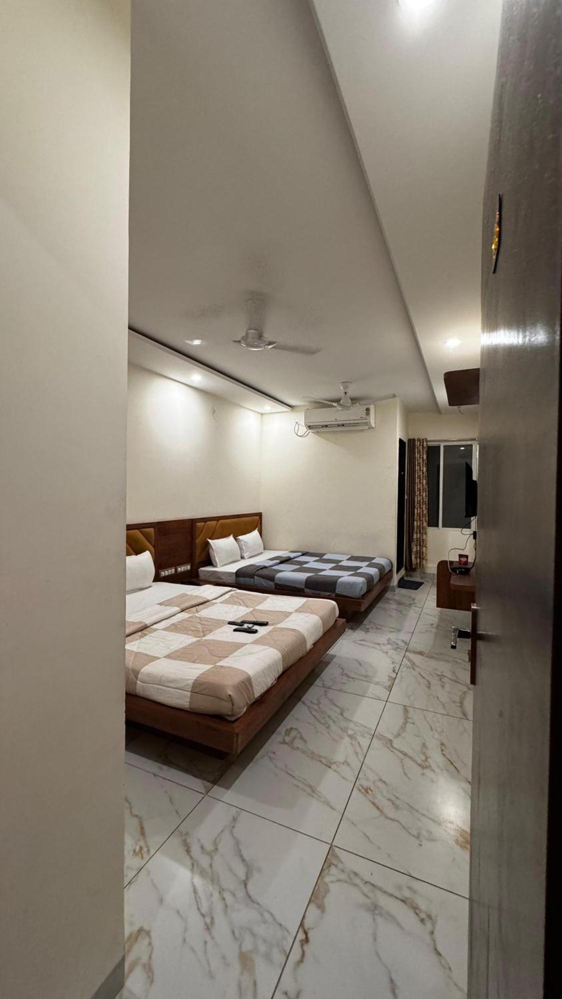 Hotel Prakasham Ujjain Extérieur photo