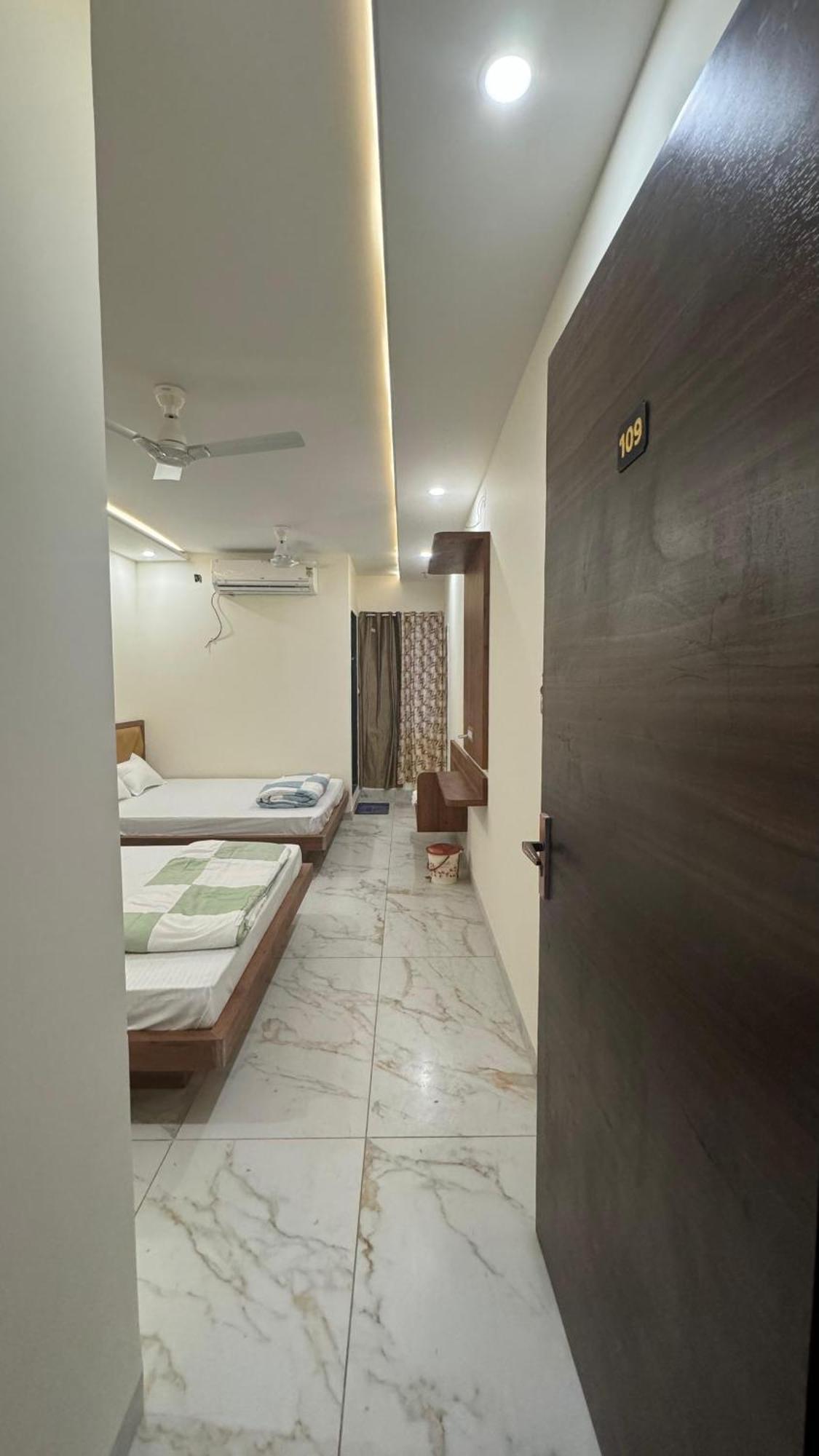 Hotel Prakasham Ujjain Extérieur photo