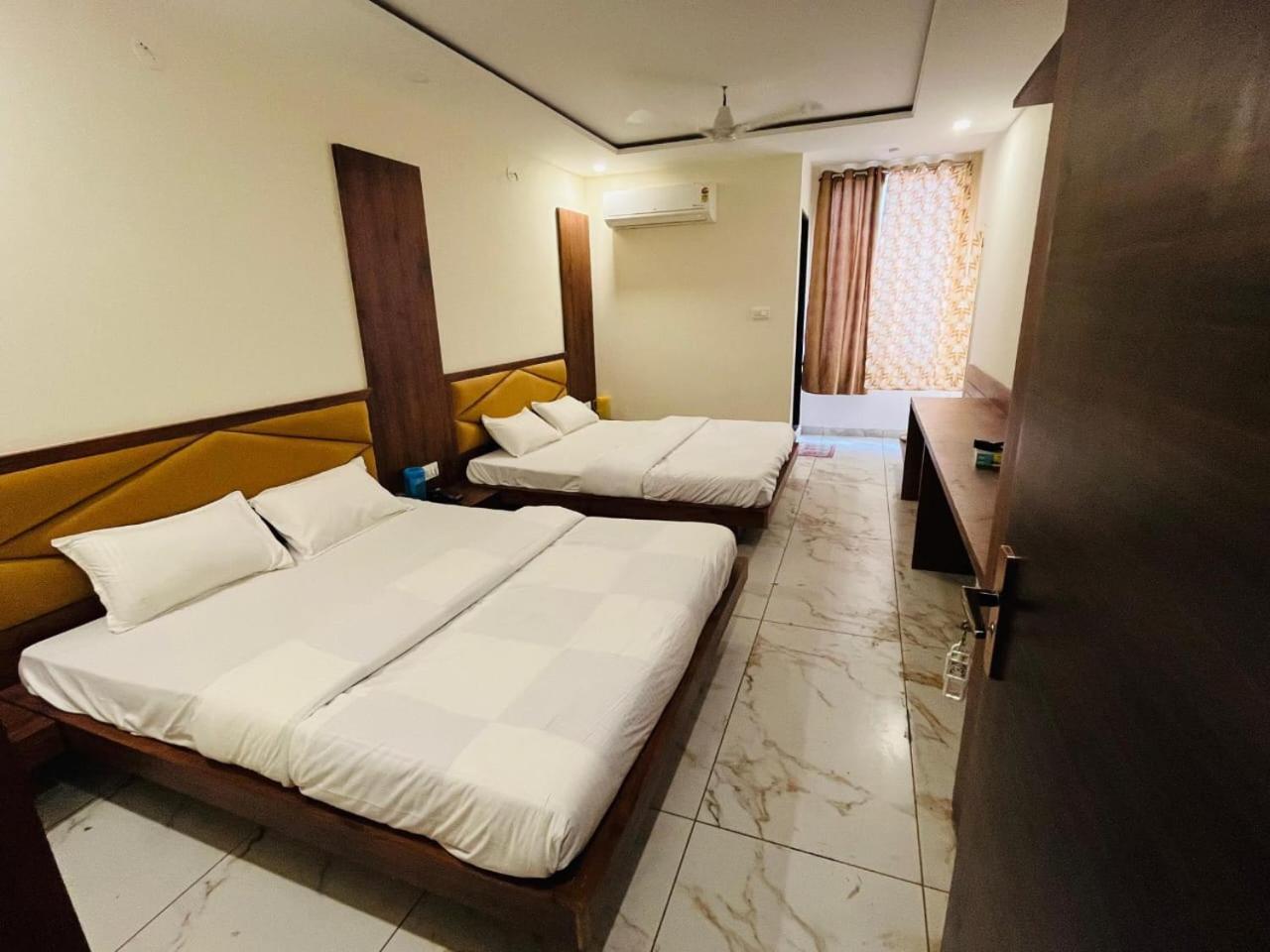 Hotel Prakasham Ujjain Extérieur photo