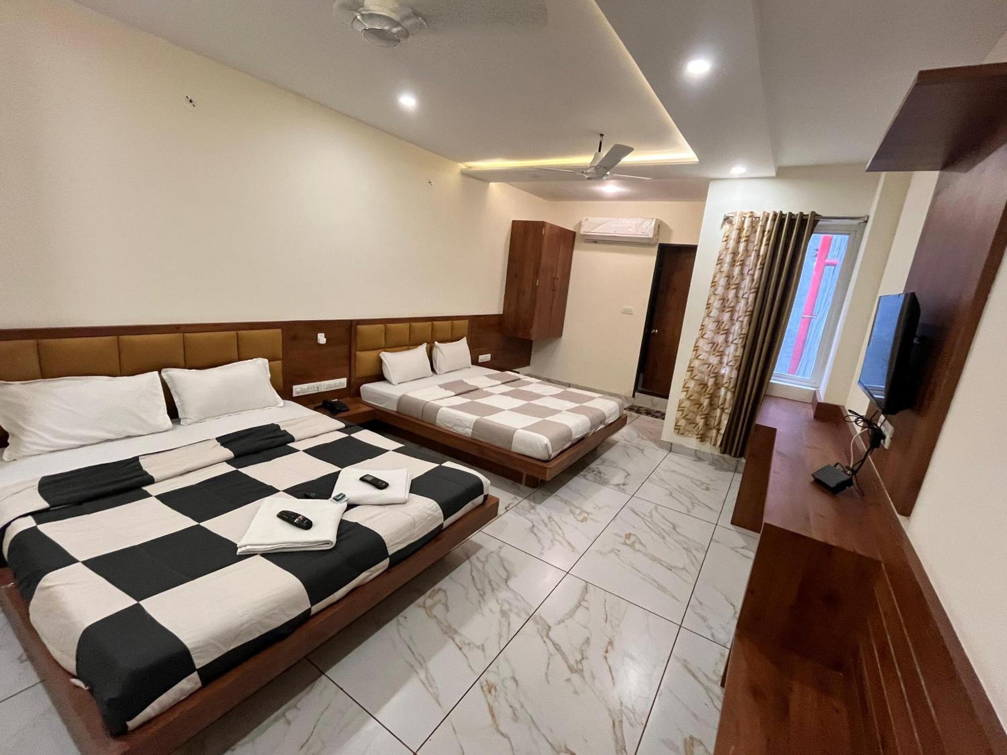 Hotel Prakasham Ujjain Extérieur photo