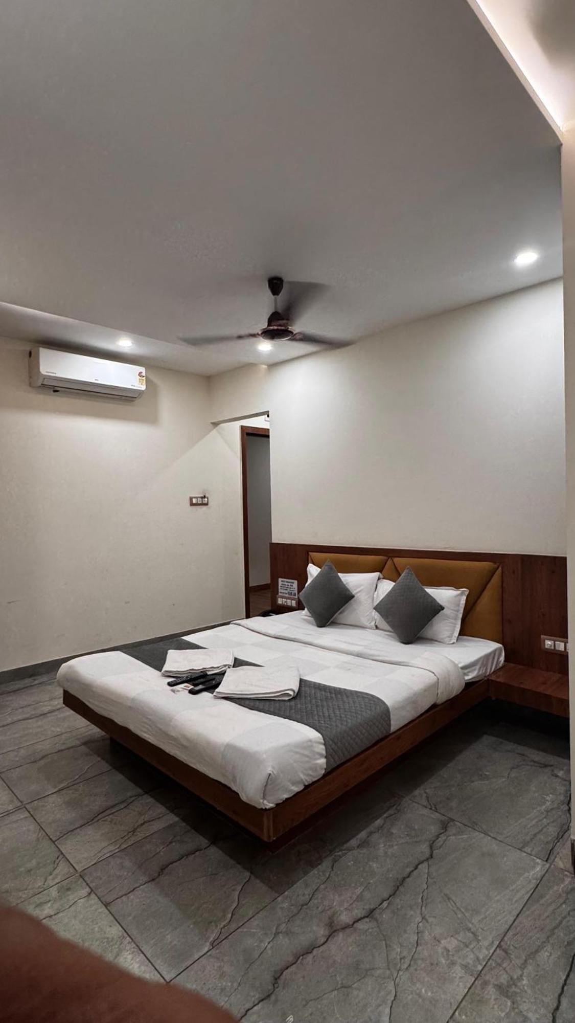 Hotel Prakasham Ujjain Extérieur photo
