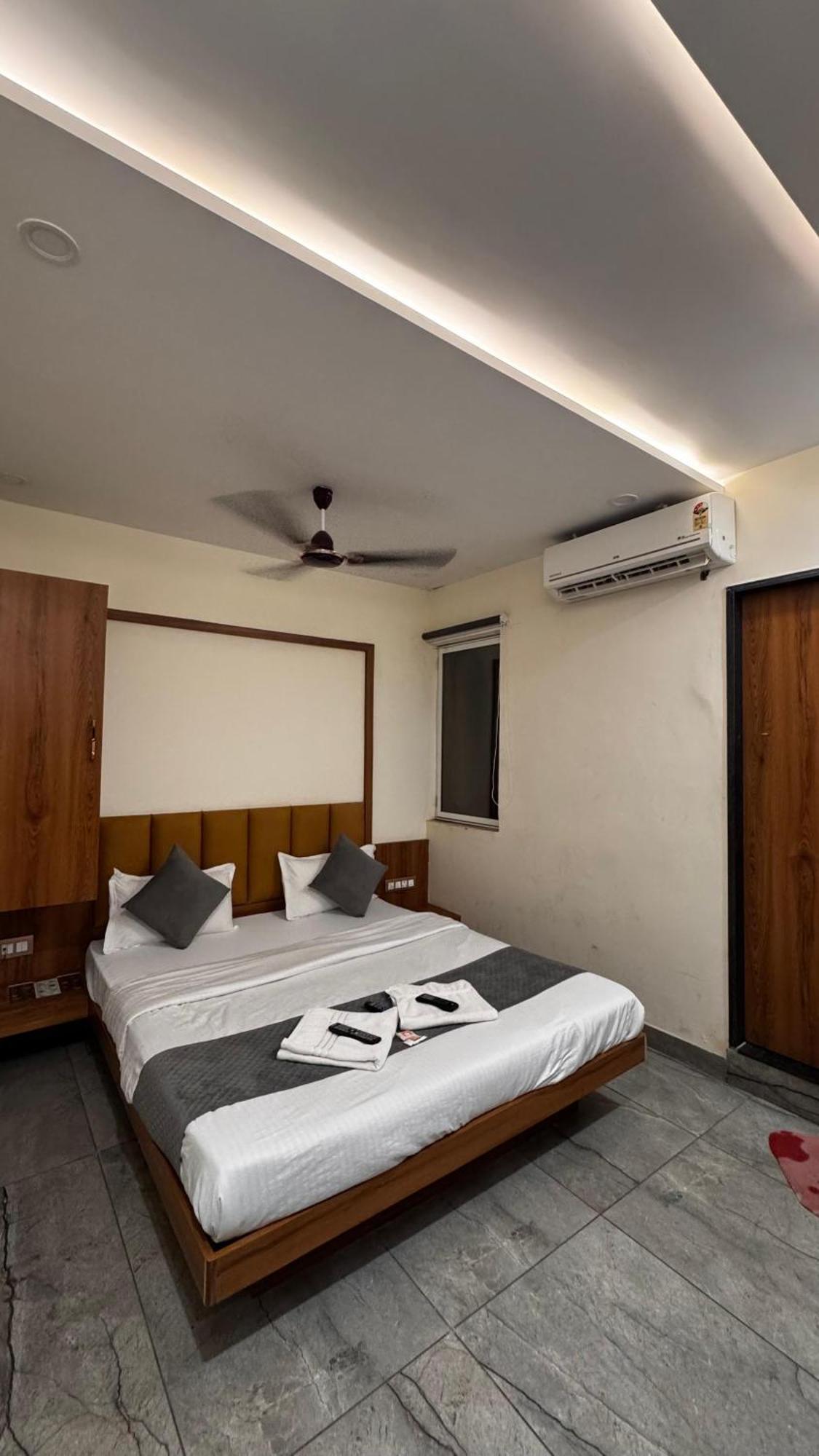 Hotel Prakasham Ujjain Extérieur photo